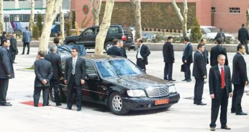 candundaradasi's tweet photo. Biri Kurtuluş Savaşı’nı kazanan paşanın oğluydu; diğeri yoksul bir aileden geliyordu.
Ama ilki, halktan biri gibi yönetti ülkeyi,diğeri sarayda sultan oldu.
İlki zarif bir tevazuu öğretti Türkiye’ye; diğeri görgüsüz bir şaşaayı.
Ölüm yıldönümünde #Erdalİnönü’yü saygıyla anıyoruz. https://t.co/srzEsGSGdB