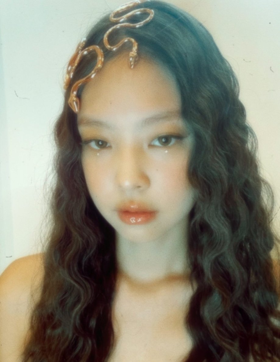 jntyzone's tweet photo. halloween with #JENNIE and #TAEYONG 🎃 https://t.co/jiBsxF1jWw