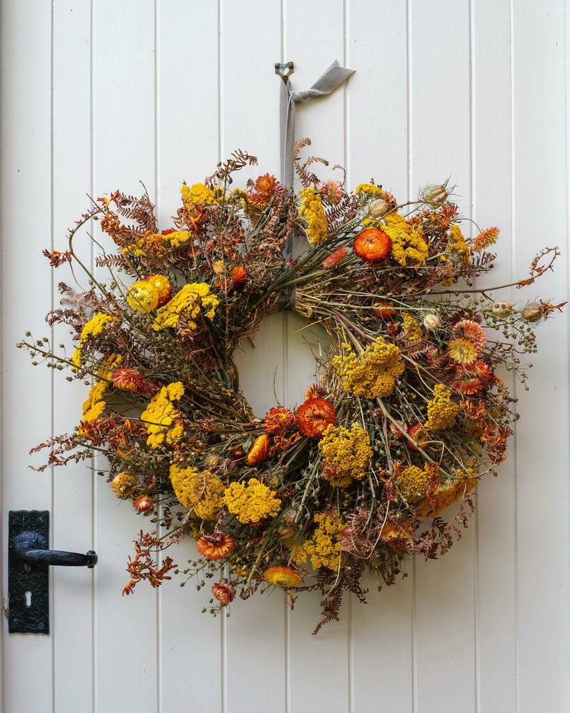 An everlasting dried flower wreath for All Hallows’ Eve…
.
.
…..on the day when British summer time ends - and I usually forget about the change in the clocks 🕰- I am carrying our summer flowers with me still, in each and every home grown naturally d… instagr.am/p/CVr60A2MFwx/