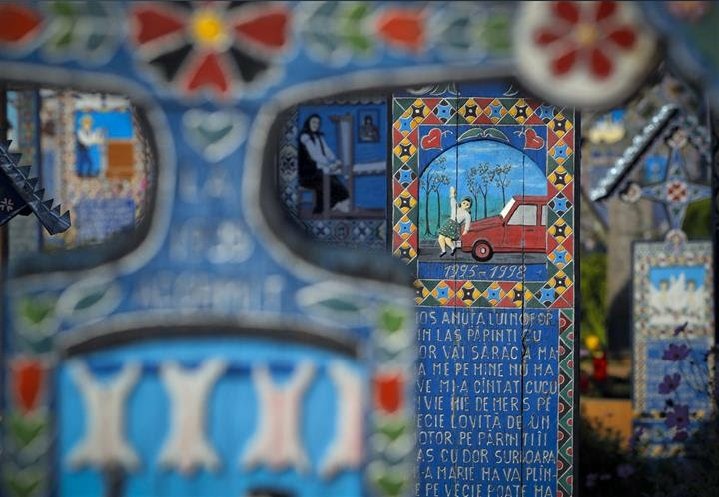 spicekarmelus's tweet photo. No todos los cementerios son tétricos. En el Cementerio alegre de Sapanta (Rumanía), las tumbas están decoradas con pinturas naïfs y los epitafios cuentan la historia del fallecido en clave de humor. Es una forma de convivir con la muerte en armonía.  

📸 Associated Press https://t.co/U0ngtNPOSF