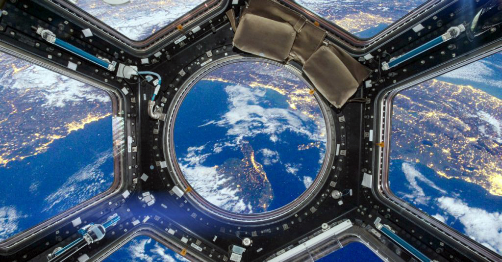 Desde tal día como #hoy del año 2000, a las 8:51 h... al menos dos miembros de nuestra especie han vivido ininterrumpidamente fuera de la Tierra. 

Probablemente, nunca volvamos a estar juntos todos los humanos en esta canica azul.