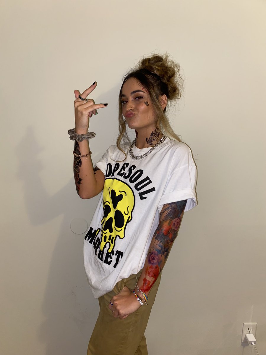 My roommate nailed this wtf. Do u see this?!?! <a href="/Kehlani/">Kehlani</a>