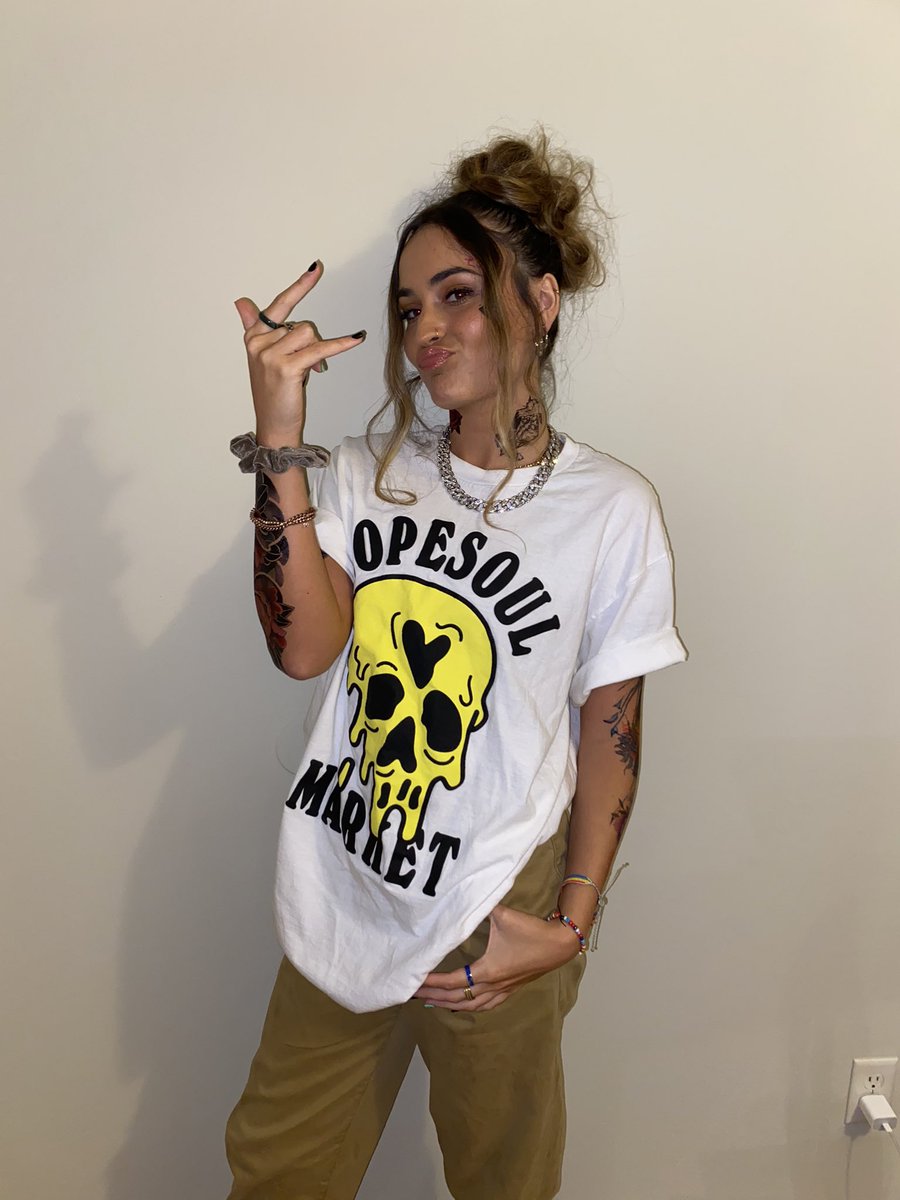 nycmelanie's tweet photo. My roommate nailed this wtf. Do u see this?!?! @Kehlani https://t.co/5X3KbnTXGP