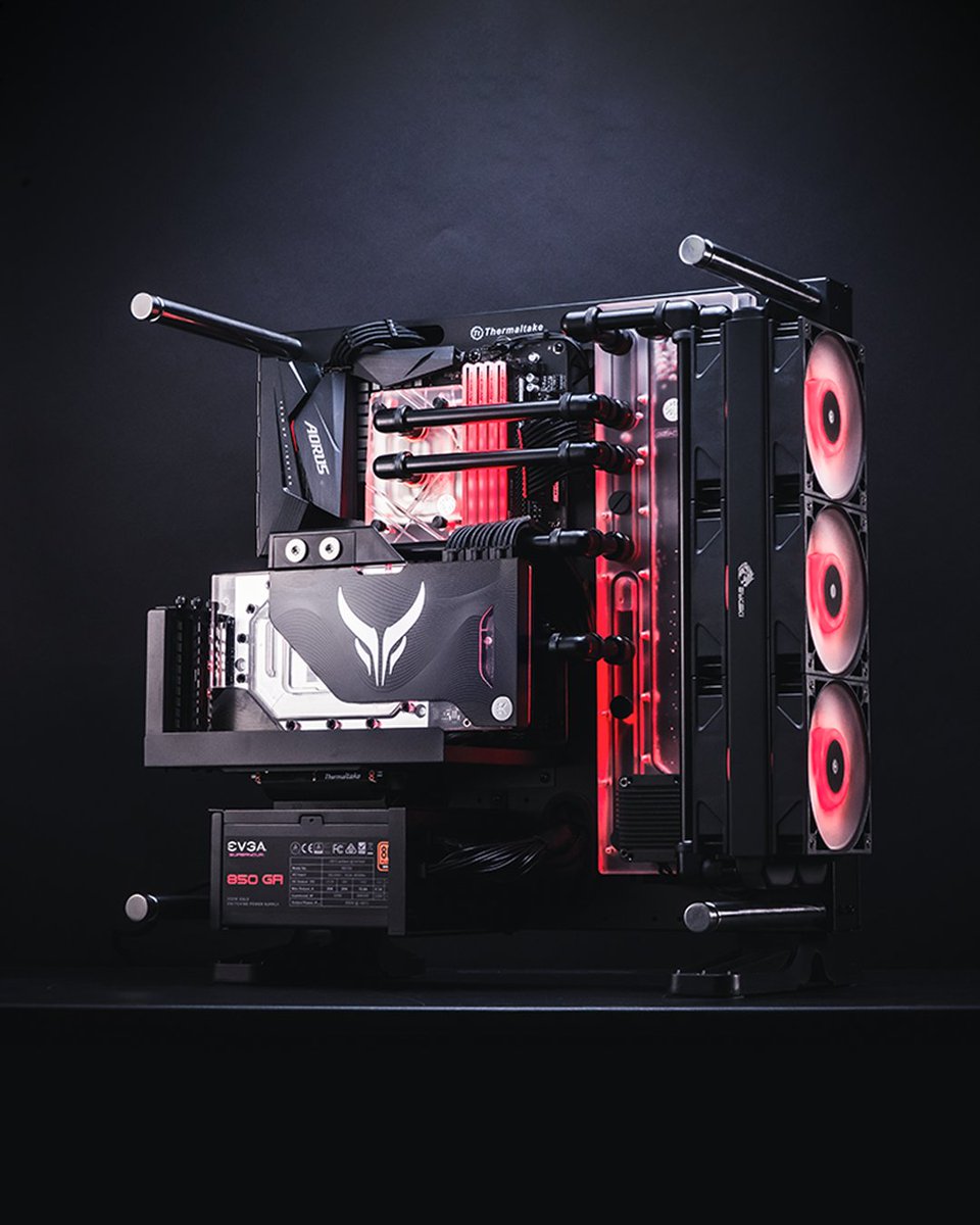 PowerColor's tweet image. Aftershockpc show's off their Liquid Devil creation. Nothing like a Devlish looking gaming rig powered by bloody water 😈
@AMDGaming @EKWaterBlocks 
#pcmr 
#pcmrbuild 
#liquidpc 
#rgbpc