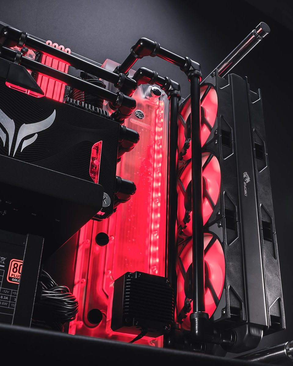 PowerColor's tweet image. Aftershockpc show's off their Liquid Devil creation. Nothing like a Devlish looking gaming rig powered by bloody water 😈
@AMDGaming @EKWaterBlocks 
#pcmr 
#pcmrbuild 
#liquidpc 
#rgbpc