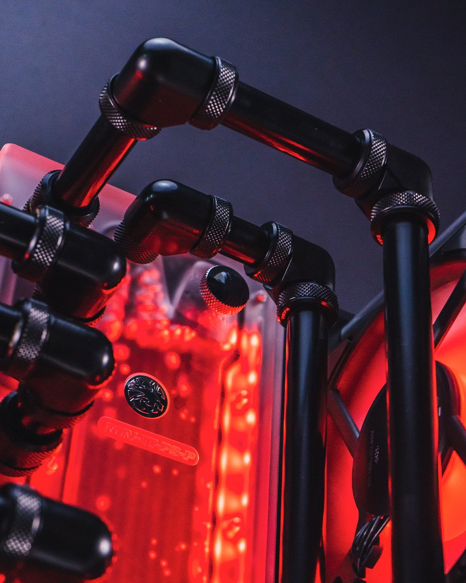 PowerColor's tweet image. Aftershockpc show's off their Liquid Devil creation. Nothing like a Devlish looking gaming rig powered by bloody water 😈
@AMDGaming @EKWaterBlocks 
#pcmr 
#pcmrbuild 
#liquidpc 
#rgbpc