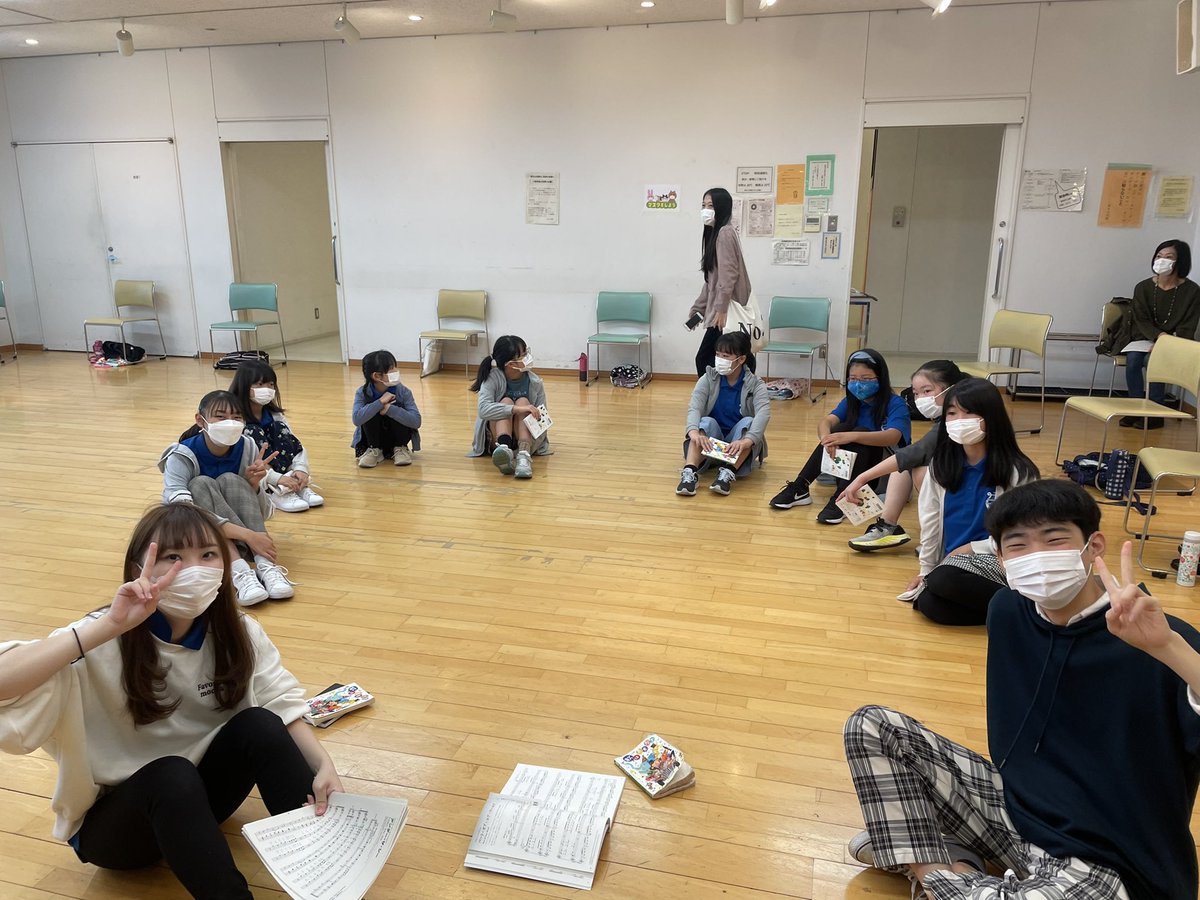 今日のジュニアクラスは、チームコーラス！
2つのグループに分けて、自分達が、セレクトした曲をコンサートで披露します😊
「カワセミバターコーン」チームと「たぬきストロベリー」チーム😅どちらも頑張って！