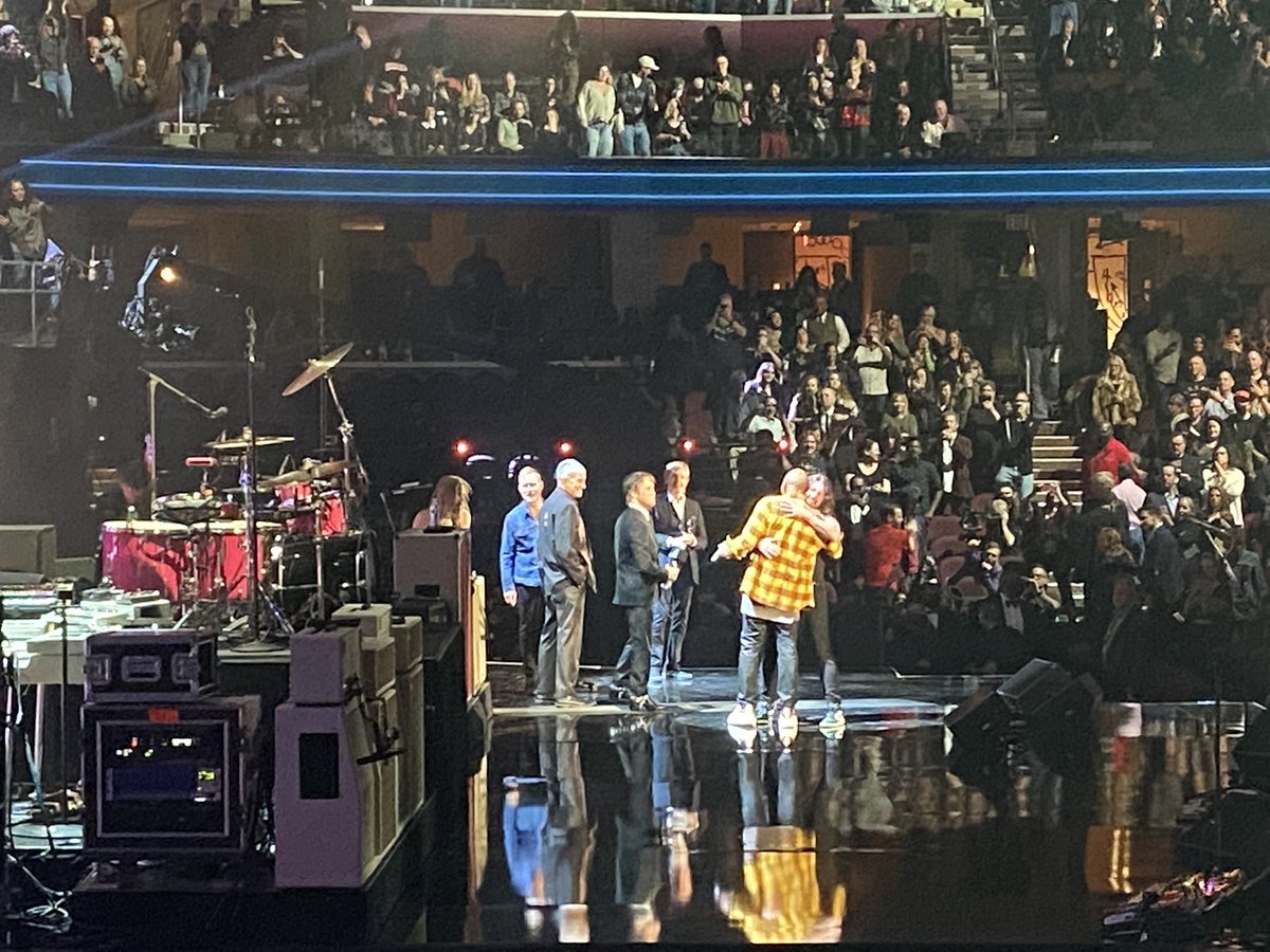 Hopesloop's tweet photo. #DaveChappelle? He’s a #FooFighters fan, it would seem! The comedian just joined the inductees on stage at the #RockAndRollHallofFameInduction #RockHall2021 #rockhallinduction @wkyc https://t.co/XgG4SQDAHV