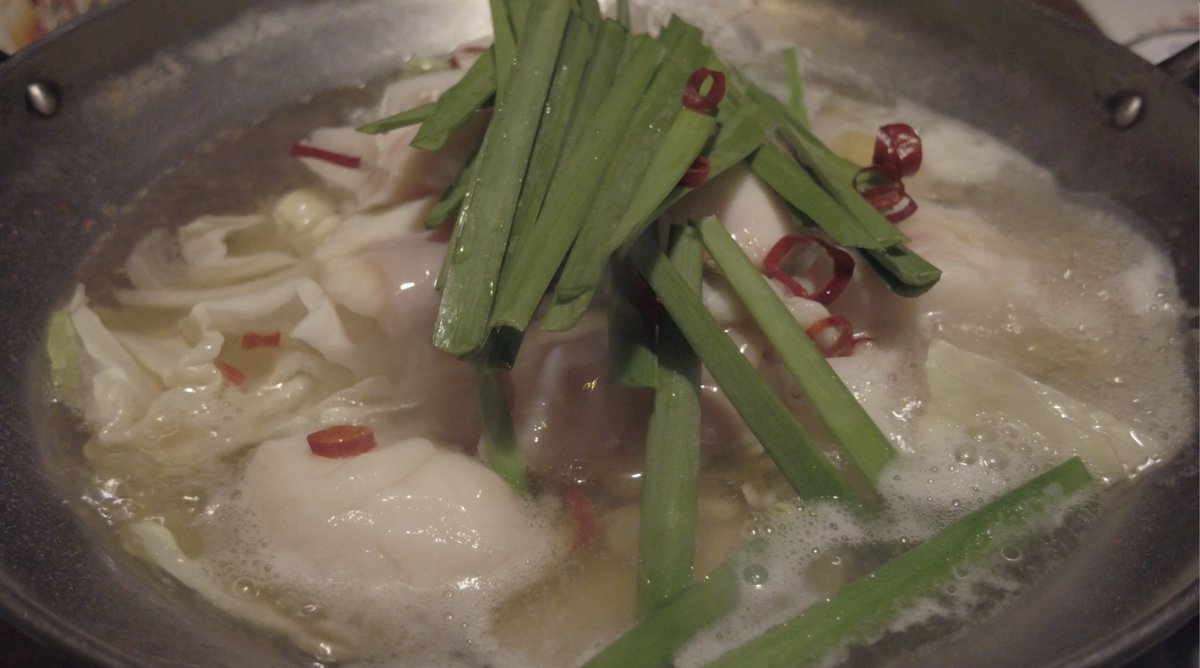 Popular Hot Pot dish MOTSU-NABE 880Yen the more you chew it, the more flavorful it becomes! learn more→local-japan-guide.blogspot.com/2021/10/motsun…