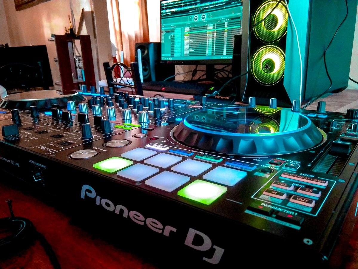 Zyberus's tweet photo. I really love seeing this 🔥🎶
@rheizen_arts
#zyberus #pioneer #pioneerddj #pioneerddjrz #adobelightroom #dj #edm #musicproducer #music #electrodancemusic #electronicmusic #tommorowland #ultramusic #beatboxer #beatbox #photography #djing #recordboxdj #djcontroller #turntable https://t.co/N02jcscM8V