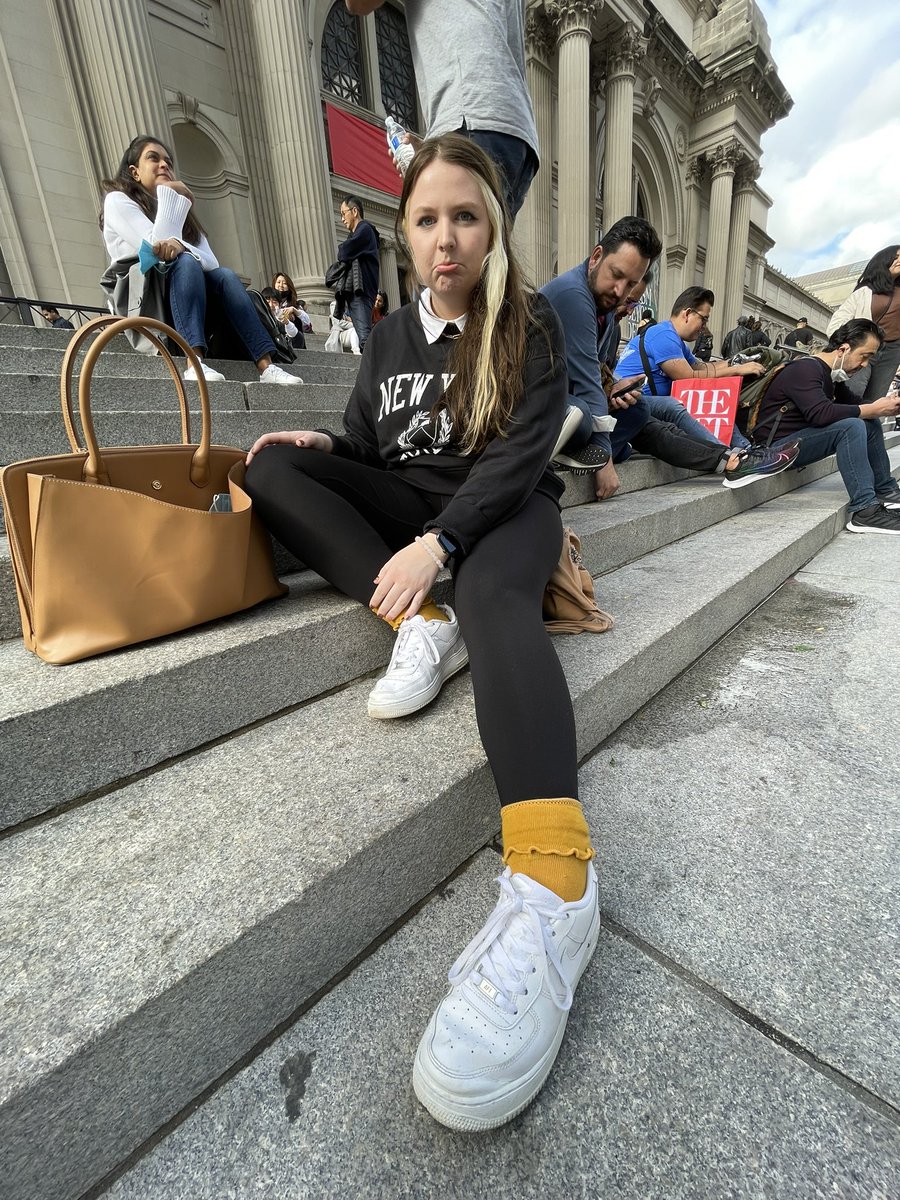 Victoriaa1029's tweet photo. met ft. this rando mans butt in almost all my pics :| https://t.co/7aN4cflgSI