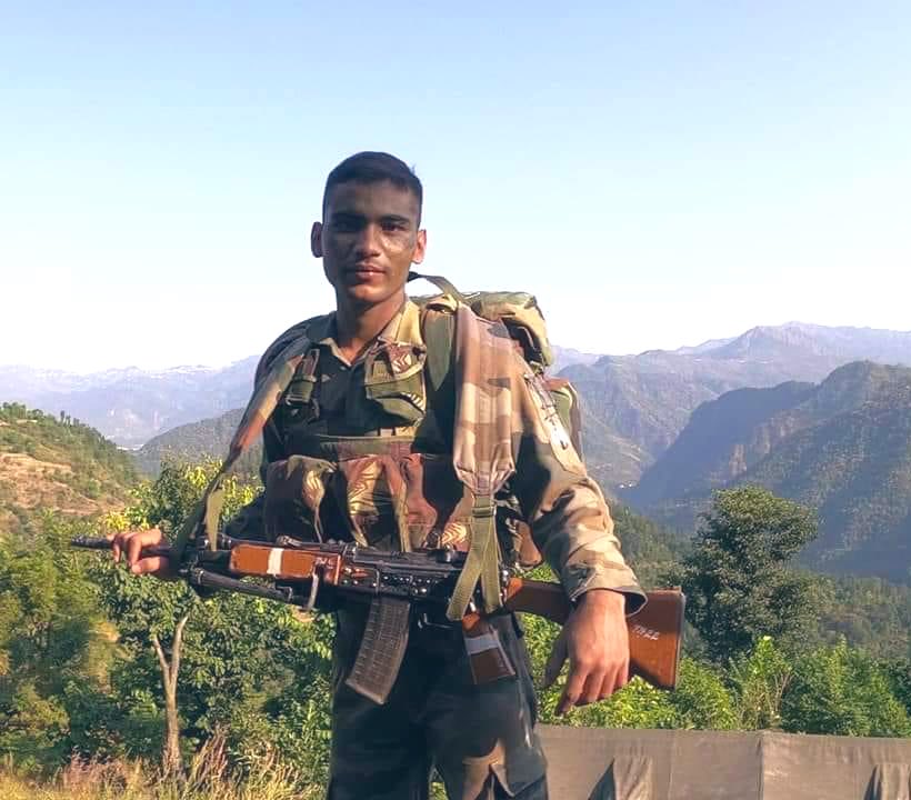 महज़ 23 वर्ष का बिहारी नौजवान लेफ्टिनेंट ऋषि रंजन सिंह मातृभूमि की रक्षा करते हुए कल जम्मू-कश्मीर में शहीद हो गए।

बेगूसराय का इस शेर बेटे की शहादत को राजद परिवार की तरफ़ से कोटि-कोटि नमन।