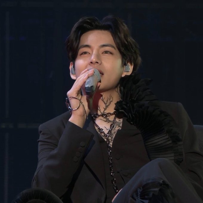 ควีนหงษ์ดำไม่เกินจริงขนาดนั่งเฉยๆยังมีสเน่ห์  #TAEHYUNG  #PTD_ON_STAGE https://t.co/keliKbRf2e<a href="/tag/taehyung"class="tags">#TAEHYUNG</a><a href="/tag/ptd_on_stage"class="tags"><span>#ptd_on_stage</span></a>