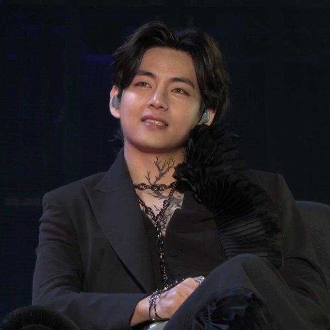 ควีนหงษ์ดำไม่เกินจริงขนาดนั่งเฉยๆยังมีสเน่ห์  #TAEHYUNG  #PTD_ON_STAGE https://t.co/keliKbRf2e<a href="/tag/taehyung"class="tags">#TAEHYUNG</a><a href="/tag/ptd_on_stage"class="tags"><span>#ptd_on_stage</span></a>