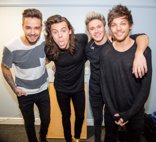 todays1dhistory's tweet photo. Today (October 31) in 2015 - OTRA Sheffield #3 💗💗💗 https://t.co/qEBt7WvEVJ