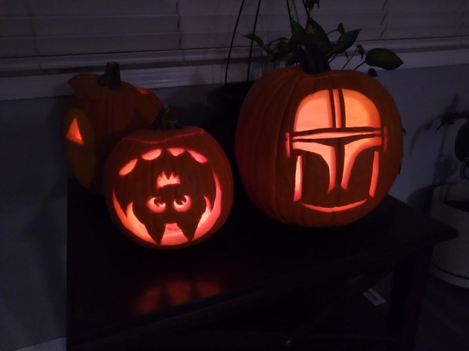 Just finished carving some pumpkins!! https://t.co/N0lbIpCCmU