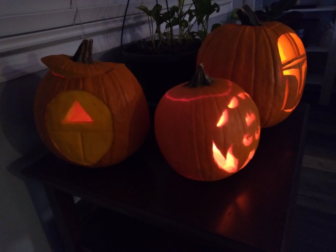 Just finished carving some pumpkins!! https://t.co/N0lbIpCCmU