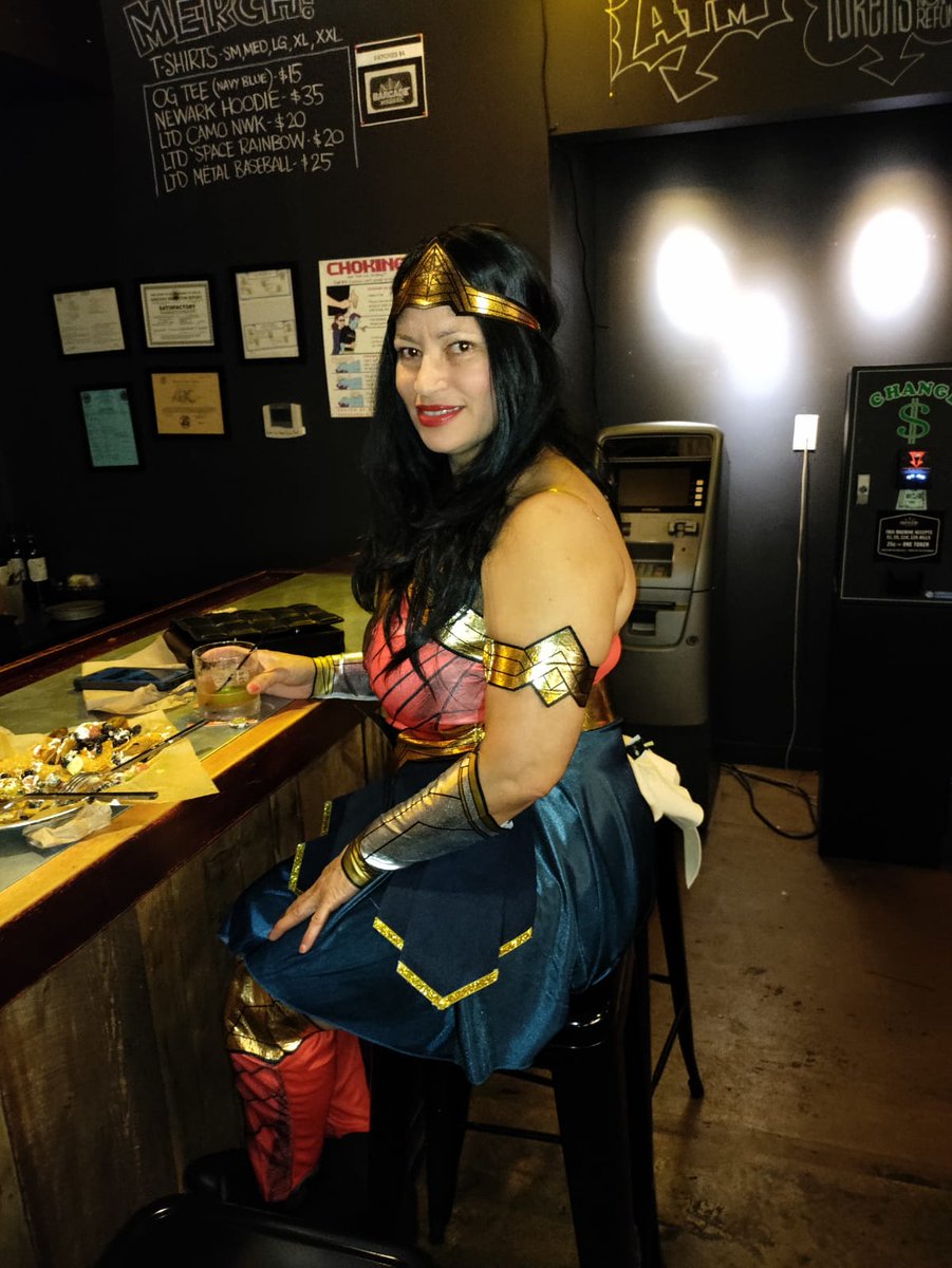 Luzdelalba22's tweet photo. La Wonder Woman tambien se da sus traguitos #HalloweenEve #CabbageNight https://t.co/d2MlIvaYAP