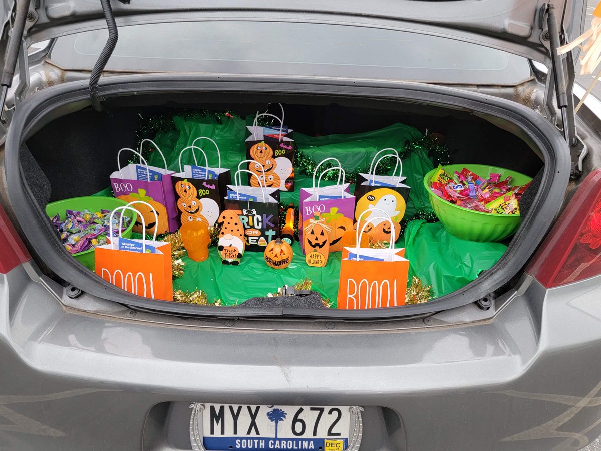 Halloween at the fort these ladies were full of spooks and spunk #Fortmill ⁦<a href="/Christy30061/">Christy Craft</a>⁩ ⁦<a href="/JimVaughanTMX/">Jim Vaughan</a>⁩