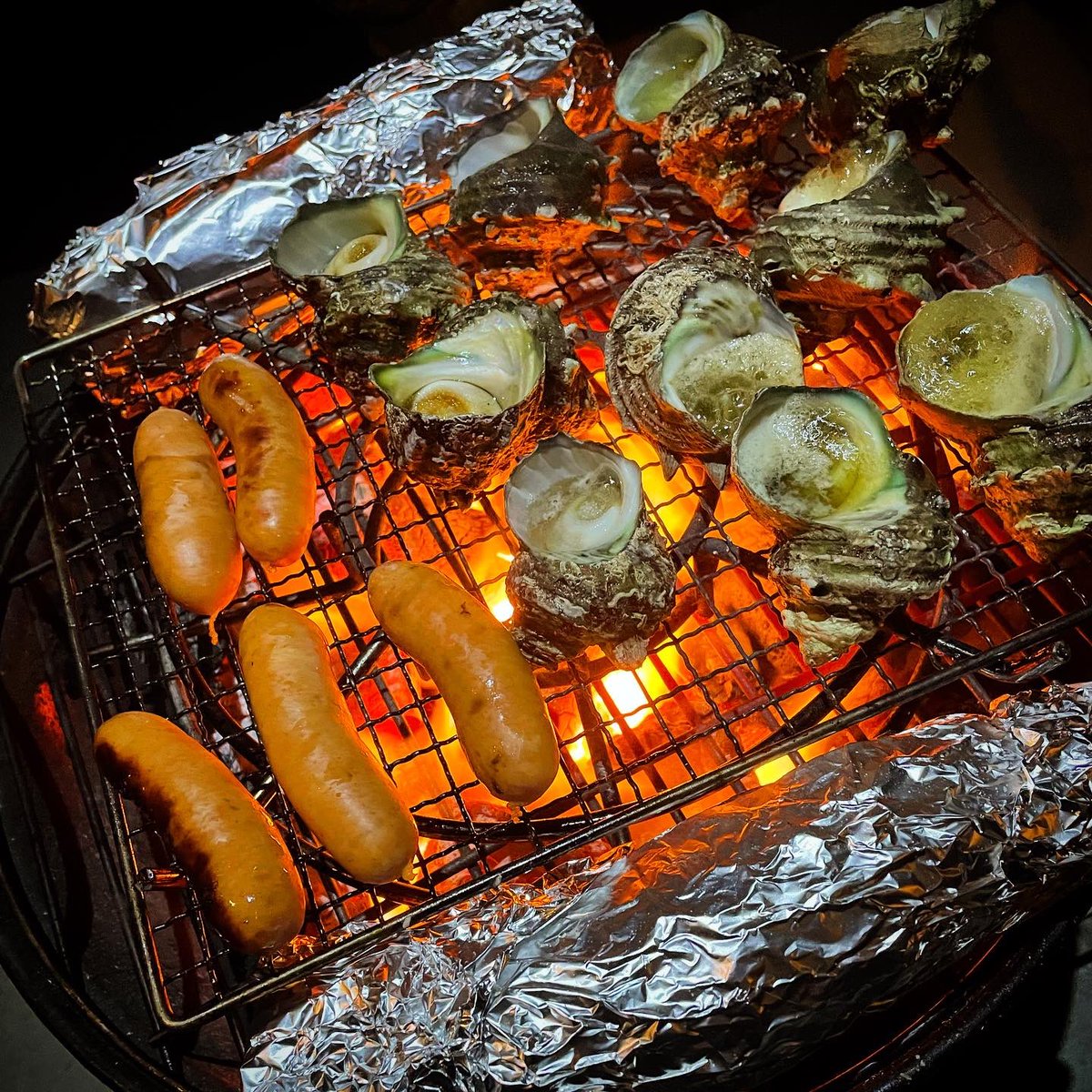 oyajipowers's tweet photo. あのサザエを壺焼きにしました。両サイドには焼き芋🍠を仕込んでます。BBQの終盤にネッチョリホクホクの焼き芋が仕上がります。サザエは極旨でした!やっぱ魚介は鮮度ですね…ビールがすすみます。#bbq #turbanshell #yakiimo🍠 #ベランダbbq #bbq焼き芋 #tasty #良い季節 https://t.co/XATg7TA0Gj