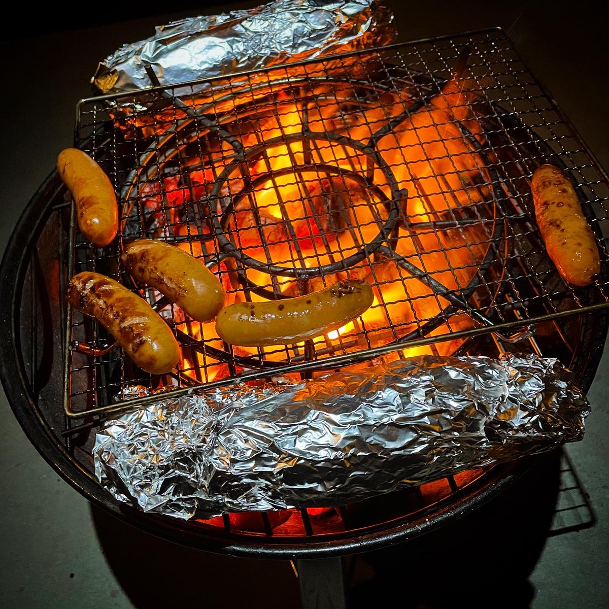 oyajipowers's tweet photo. あのサザエを壺焼きにしました。両サイドには焼き芋🍠を仕込んでます。BBQの終盤にネッチョリホクホクの焼き芋が仕上がります。サザエは極旨でした!やっぱ魚介は鮮度ですね…ビールがすすみます。#bbq #turbanshell #yakiimo🍠 #ベランダbbq #bbq焼き芋 #tasty #良い季節 https://t.co/XATg7TA0Gj