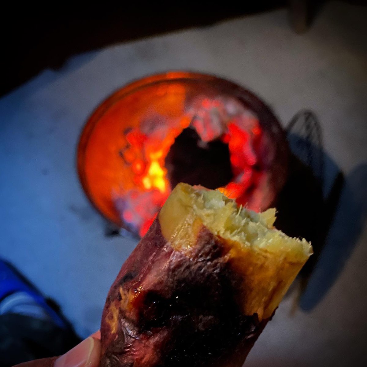 oyajipowers's tweet photo. あのサザエを壺焼きにしました。両サイドには焼き芋🍠を仕込んでます。BBQの終盤にネッチョリホクホクの焼き芋が仕上がります。サザエは極旨でした!やっぱ魚介は鮮度ですね…ビールがすすみます。#bbq #turbanshell #yakiimo🍠 #ベランダbbq #bbq焼き芋 #tasty #良い季節 https://t.co/XATg7TA0Gj