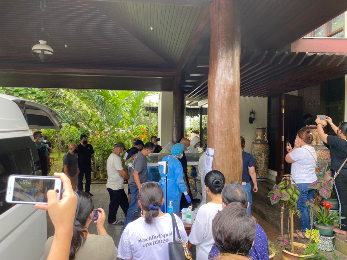 tvsarawak's tweet photo. [TERKINI] Jenazah mendiang Tan Sri Datuk Dr. James Jemut Masing telah tiba di perkarangan rumah kediamannya di Jalan Laksamana Cheng Ho, Kuching sebentar tadi. 

#jamesmasing #sarawak https://t.co/jzVAHmc5KN