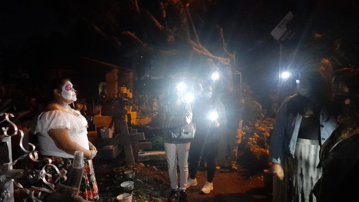 AtlixcoAyto's tweet photo. La cultura la hacemos todos, esta noche la Escuela de iniciación artística, en coordinación con los medios de comunicación Región Atlixco y @OxygnRadioWeb , realizaron Historias de Panteón, una opción más para disfrutar en #Atlixco.
#IniciaLaTransformación
#ServirParaTransformar https://t.co/yXCP2vsx1l
