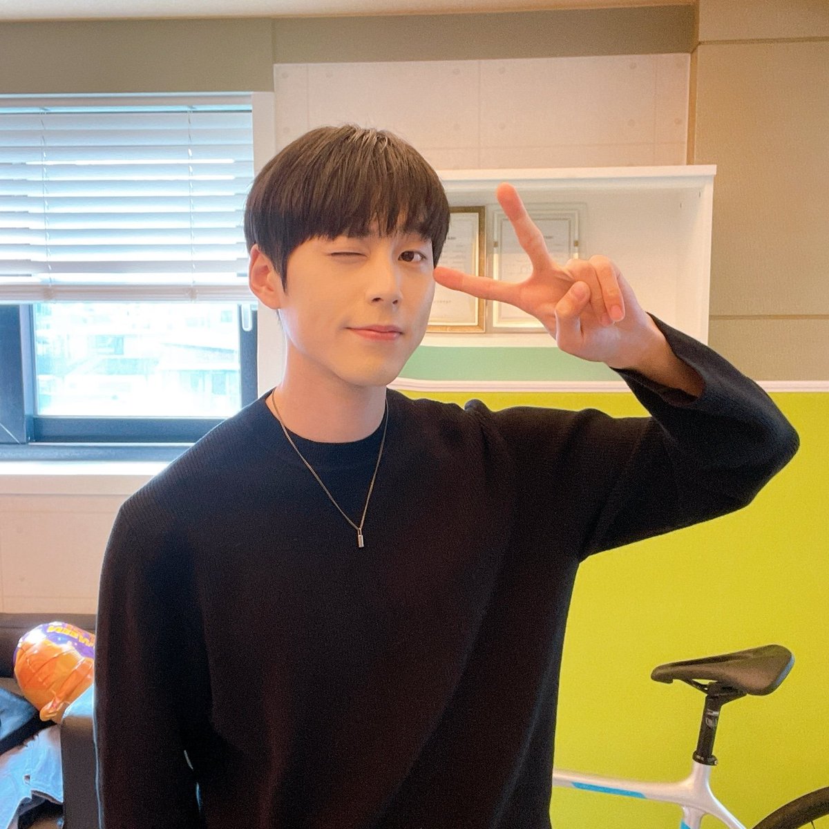 KNKOfficial220's tweet photo. 오늘의 큰큰이들😄
🌹🌻❤ 

#크나큰 #KNK
#지훈 #동원
#인성 #희준 https://t.co/vdV3XbuqyD