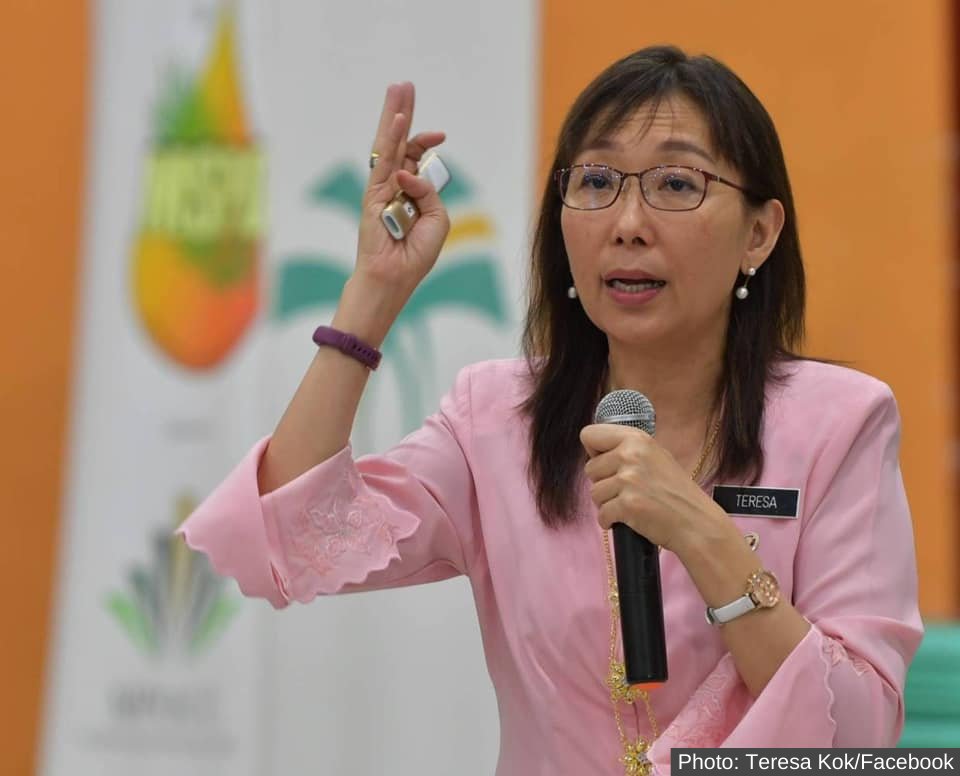 NewsBFM's tweet photo. 1. DAP MP Teresa Kok has urged Tuan Ibrahim to focus on his position as Environment and Water Minister instead of the controversy surrounding Timah whiskey. 

“Is the name of a Malaysian whiskey going to increase carbon emissions or pollute water sources in Malaysia?” https://t.co/yndjwr12d2