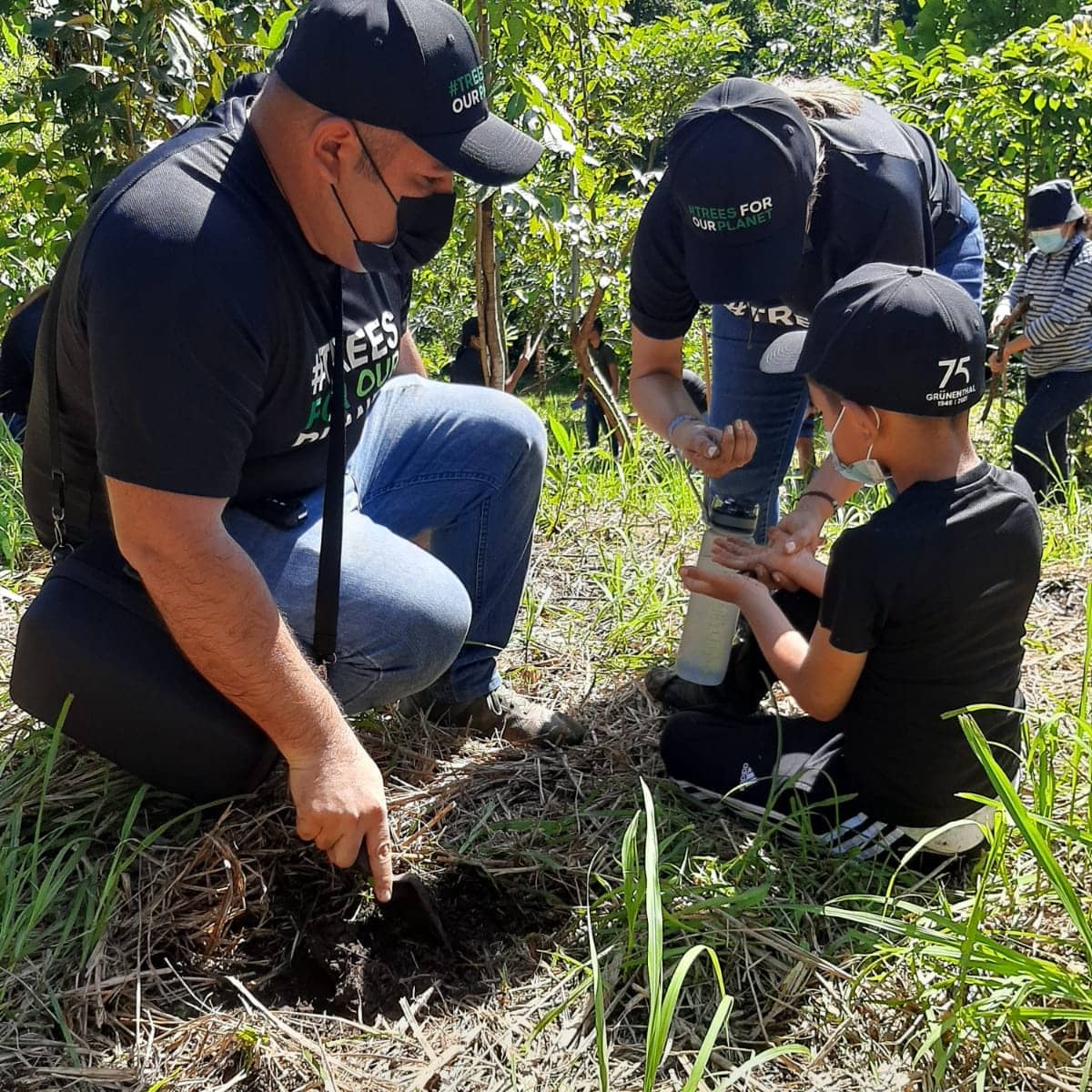 adoptabosque's tweet image. Hoy sábado en alianza con la Empresa Grünenthal nos unimos a su iniciativa de reforestación #TreesForOurPlanet.
Y en apoyo al Programa Nacional de Reforestación #PNR 
Parte de las celebraciones por el 75 aniversario de Grünenthal se Jam comprometido a plantar 7.500 árboles