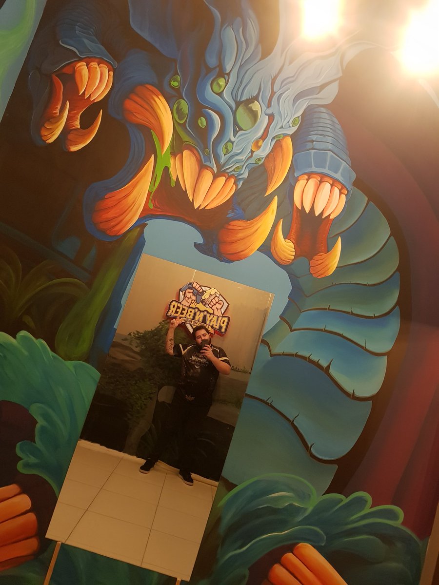 dunga202's tweet image. Realizei meu sonho! Montei uma hamburgueria gamer totalmente temática, com vídeo game nas mesas, drinks dos jogos, telões para campeonatos... Ainda meti minha bandeira da @INTZ autografada de 2016 em um lugar que todo mundo possa ver! Sou a pessoa mais realizada do mundo!