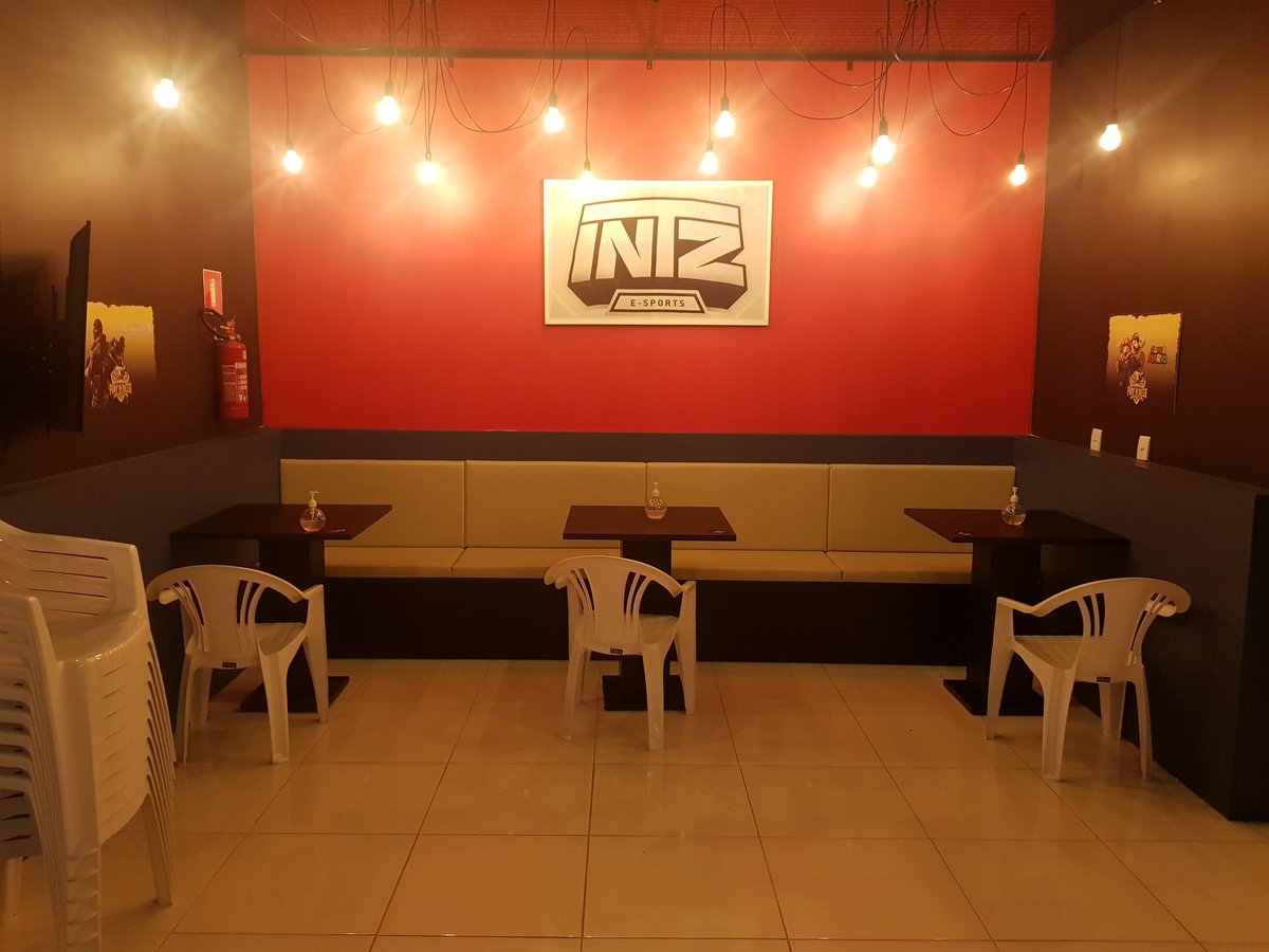 dunga202's tweet image. Realizei meu sonho! Montei uma hamburgueria gamer totalmente temática, com vídeo game nas mesas, drinks dos jogos, telões para campeonatos... Ainda meti minha bandeira da @INTZ autografada de 2016 em um lugar que todo mundo possa ver! Sou a pessoa mais realizada do mundo!