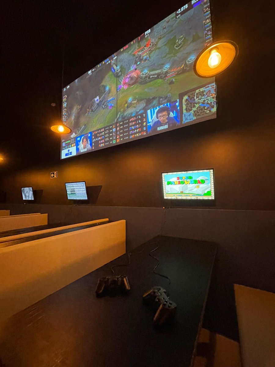 dunga202's tweet image. Realizei meu sonho! Montei uma hamburgueria gamer totalmente temática, com vídeo game nas mesas, drinks dos jogos, telões para campeonatos... Ainda meti minha bandeira da @INTZ autografada de 2016 em um lugar que todo mundo possa ver! Sou a pessoa mais realizada do mundo!