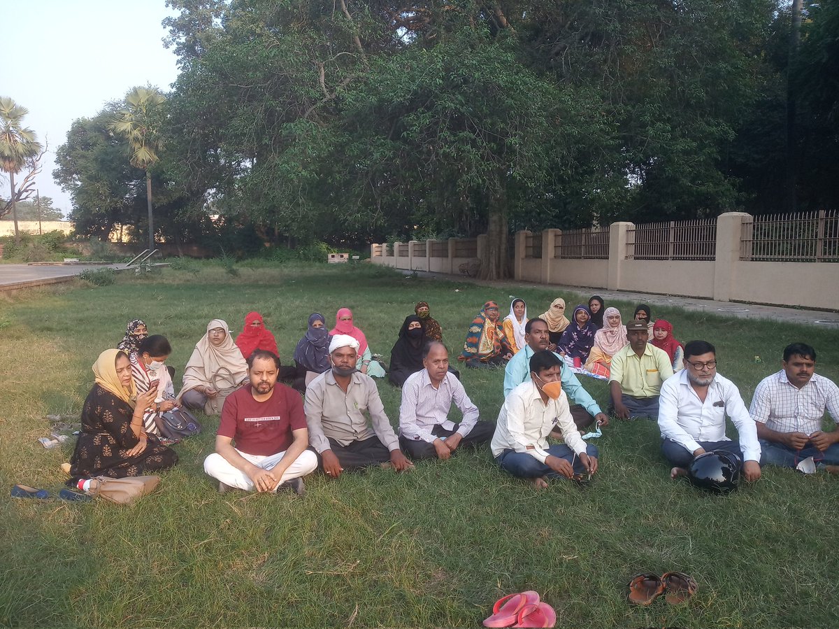 FarhatDeeba14's tweet photo. Use ne dushmano ko ba khabar rakkha hua,
K tune kah kar apna jisko ghar rakkha hua hai..
        Surate haal gham aaluda hai raham o karam ke darkhast ke saath #4000urdubharti poore karen🙏 @myogioffice  @Y4S_JH  @_YogendraYadav @SandeepNews_ @SandipSharmaEng @pbhushan1 https://t.co/hriKBxCOZm