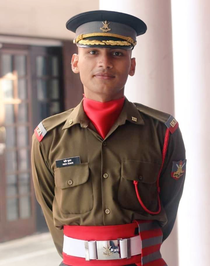 AshutoshBiharKa's tweet photo. जिस उम्र में आर्यन खान ड्रग्स लेकर मीडिया में छा गया, उसी उम्र में लेफ्टिनेंट ऋषि रंजन देश के लिए शहीद होकर भी एक मीडिया कवरेज न पा सका। 
आज देश आप पर गर्व और बिकाऊ म���डिया पर शर्म कर रहा है।
@adgpi https://t.co/3Ygq5XQtZG