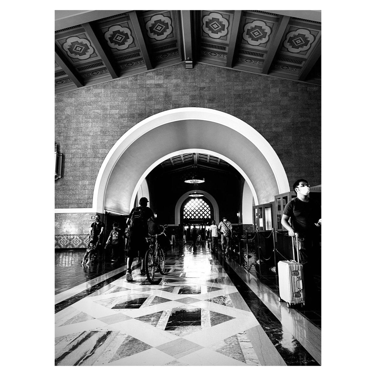 trappingphotons's tweet photo. “Being Touristy at Union Station…” on our way to Olvera Street. Had to stop and capture some of the cool silhouettes, reflections, patterns, light, and shadows.
**
**
**
**
#shotoniphone #DTLA #UnionStationLA #sillhouette #shadows #patterns #trainstation #reflections https://t.co/Hnw6LOyG59