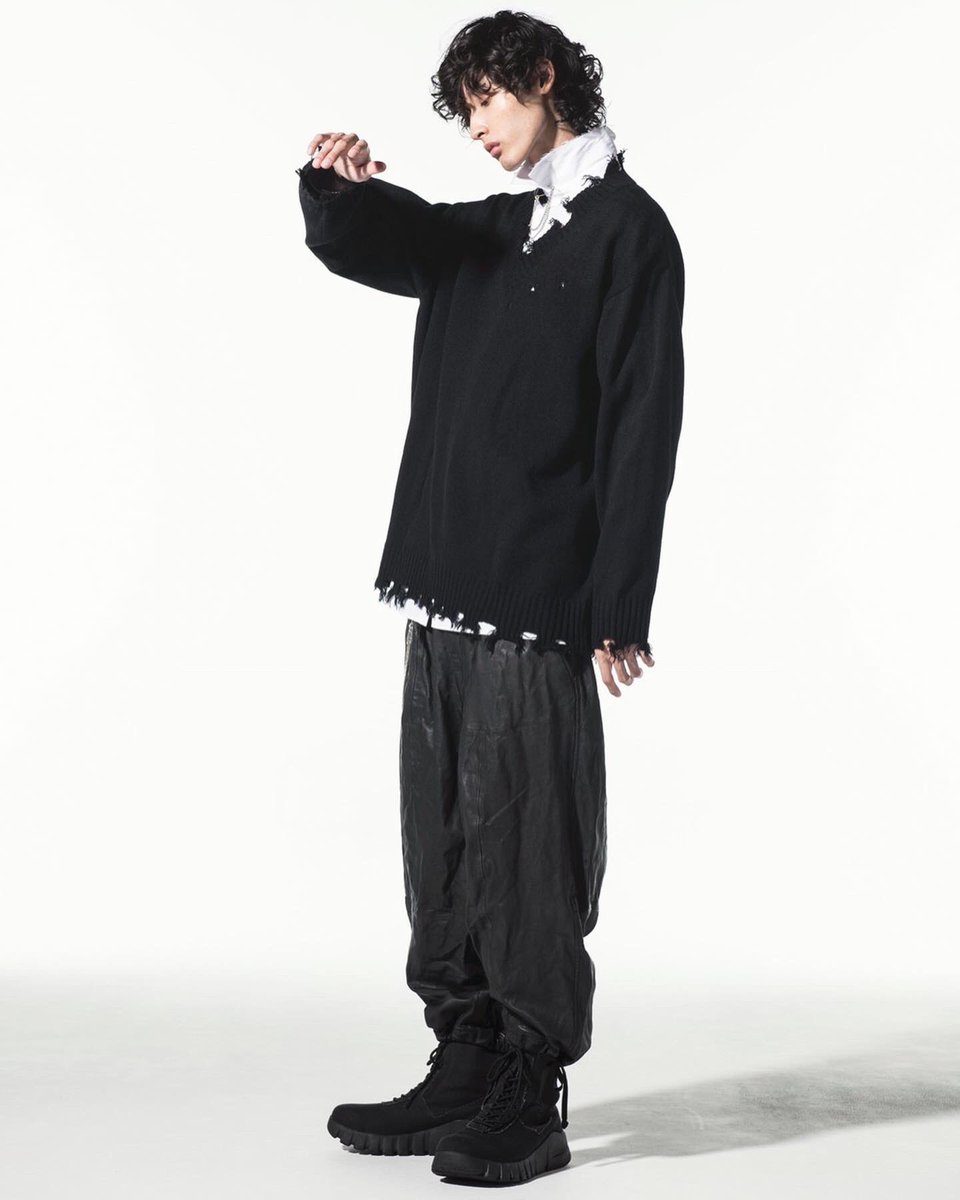 syte_etys's tweet photo. 【New arrival】★7G Bulky Wool Damage V neck Pullover ★broad cut off shirt ★tassel broach★sheep leather DrawString Pants
皮パン白シャツダメージVネックこれだけで冬アウターを完全制覇
#theshopyohjiyamamoto
#yohjiyamamoto
#yohjiyamamotopourhomme
#ys #syte #damageknit #leatherpants https://t.co/id2QqgDaZK