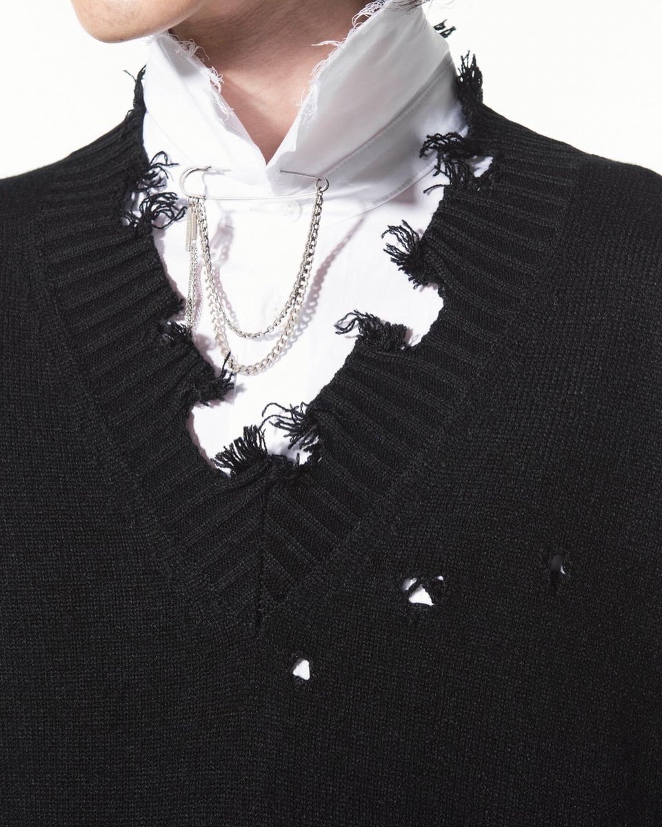 syte_etys's tweet photo. 【New arrival】★7G Bulky Wool Damage V neck Pullover ★broad cut off shirt ★tassel broach★sheep leather DrawString Pants
皮パン白シャツダメージVネックこれだけで冬アウターを完全制覇
#theshopyohjiyamamoto
#yohjiyamamoto
#yohjiyamamotopourhomme
#ys #syte #damageknit #leatherpants https://t.co/id2QqgDaZK