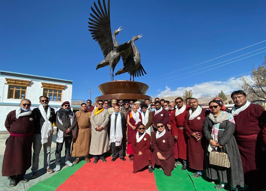LG @R_K_Mathur today unveiled a sculpture of the #StateBird of UT Ladakh - the #BlackNeckedCrane at Eco Park Leh on the occasion of 2nd #FoundationDay of UT Ladakh.

#LadakhdPalrNgamDuston #2YearsofUTLadakh
#UTLadakhFoundationDay