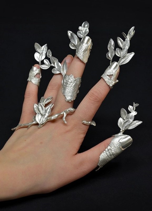 artinsociety's tweet photo. Hand jewellery based on the myth of Daphne, who grows into a tree to avoid the advances of Apollo ~ Heather Roblin, Toronto-based metalsmith and jeweller https://t.co/gcEhn1YdtL