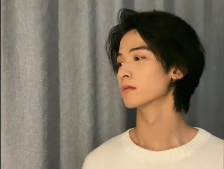 HIS SIDE PROFILE AND HIS HAIR 😩 IM IN LOVE