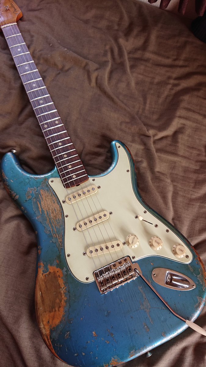 Yz132231's tweet photo. My new gear
#Fender #Stratocaster # vintera #roadworn #heavyrelic https://t.co/nEj1uK3kdE