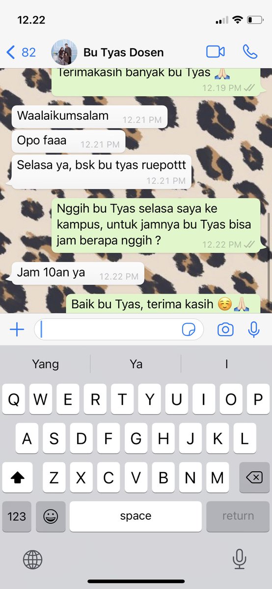 rurushaa's tweet photo. Dosen nge-ghosting mahasiswa ❎
Mahasiswa nge-ghosting dosen ✅
Maaf ya bu saya menghilang 3 bulan 😂😭 https://t.co/KO2QSrpLbu