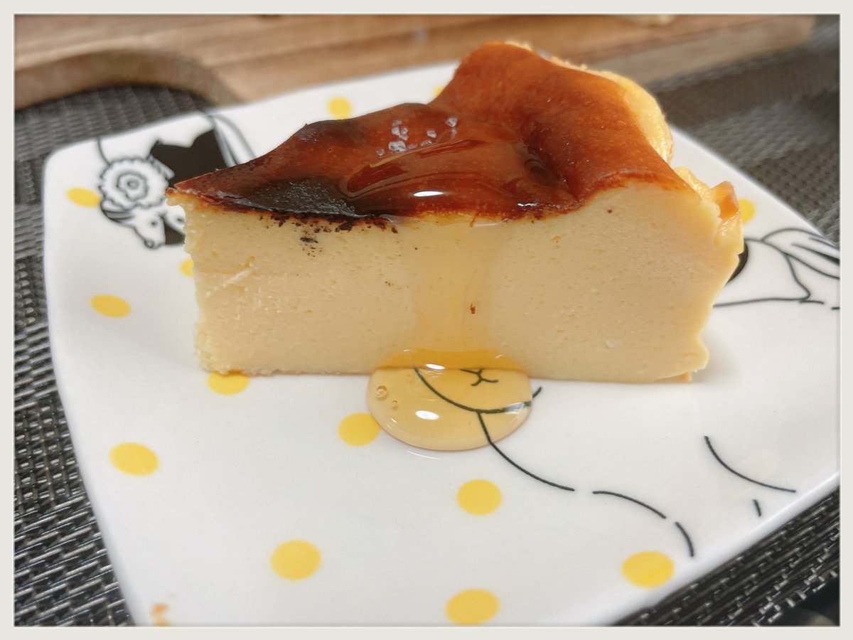 ren7ymg652's tweet photo. 食後のおやつ🍰
昨日作ってたのはバスクチーズケーキでした🤗💕
感動するくらい良い出来😭💕我ながらお店のより美味しいし🥺しっとり超濃厚で最高すぎる〜！今度また作ろ！ https://t.co/77KzOjK0Me