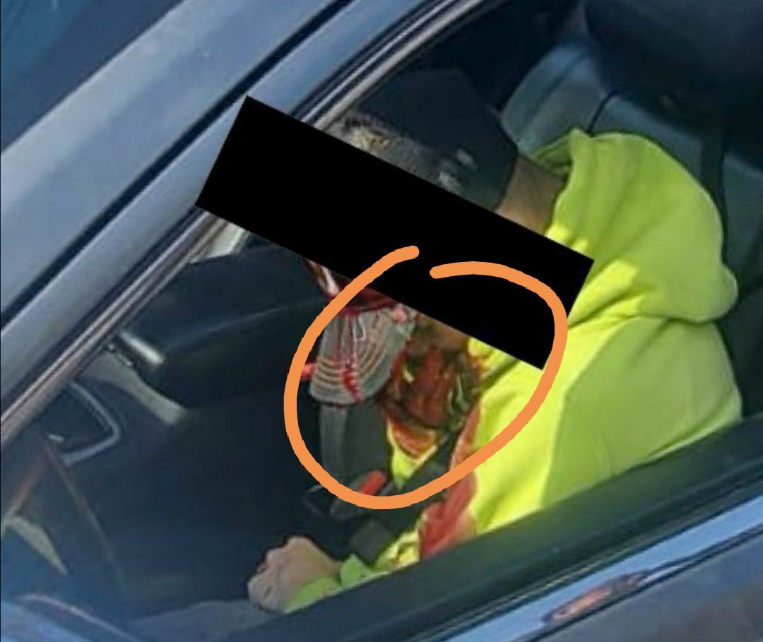Daiskesu's tweet photo. La muerte Octavio necesita justicia, en la escena al menos 15 policías preocupados por revisar dentro de la camioneta &amp; tomando fotos, dentro del auto el que requería ayuda en medio de la agonía. 
&amp; Encima de todo Alfredo sacando cara por estos pndjos.

 #JusticiaParaBenito https://t.co/WreS9nkkSn