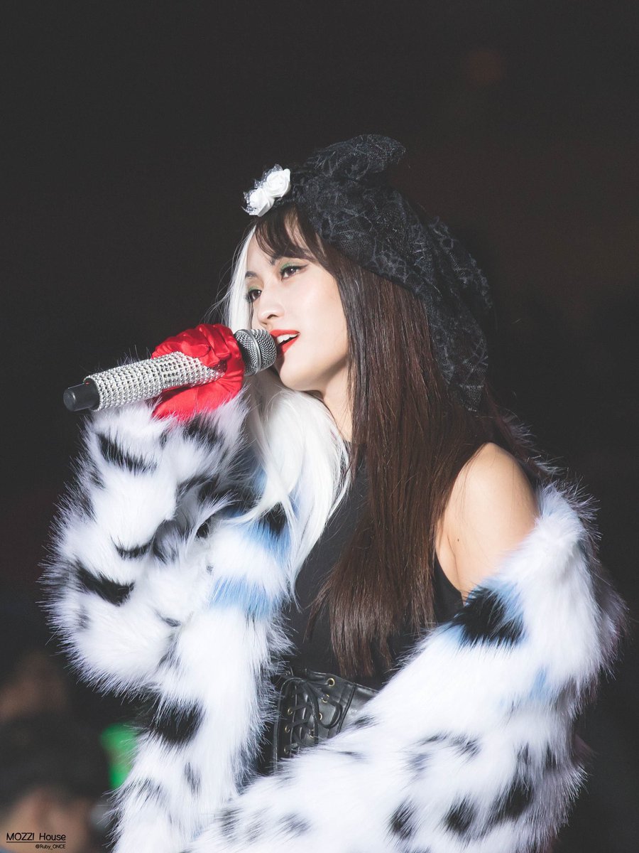 higurimo's tweet photo. is a mandatory annual date to remember Cruella-Mo who got everyone’s jaw dropped that day! i’m logging in for #Snapoween.🎃🖤 https://t.co/LzaYMvVayc