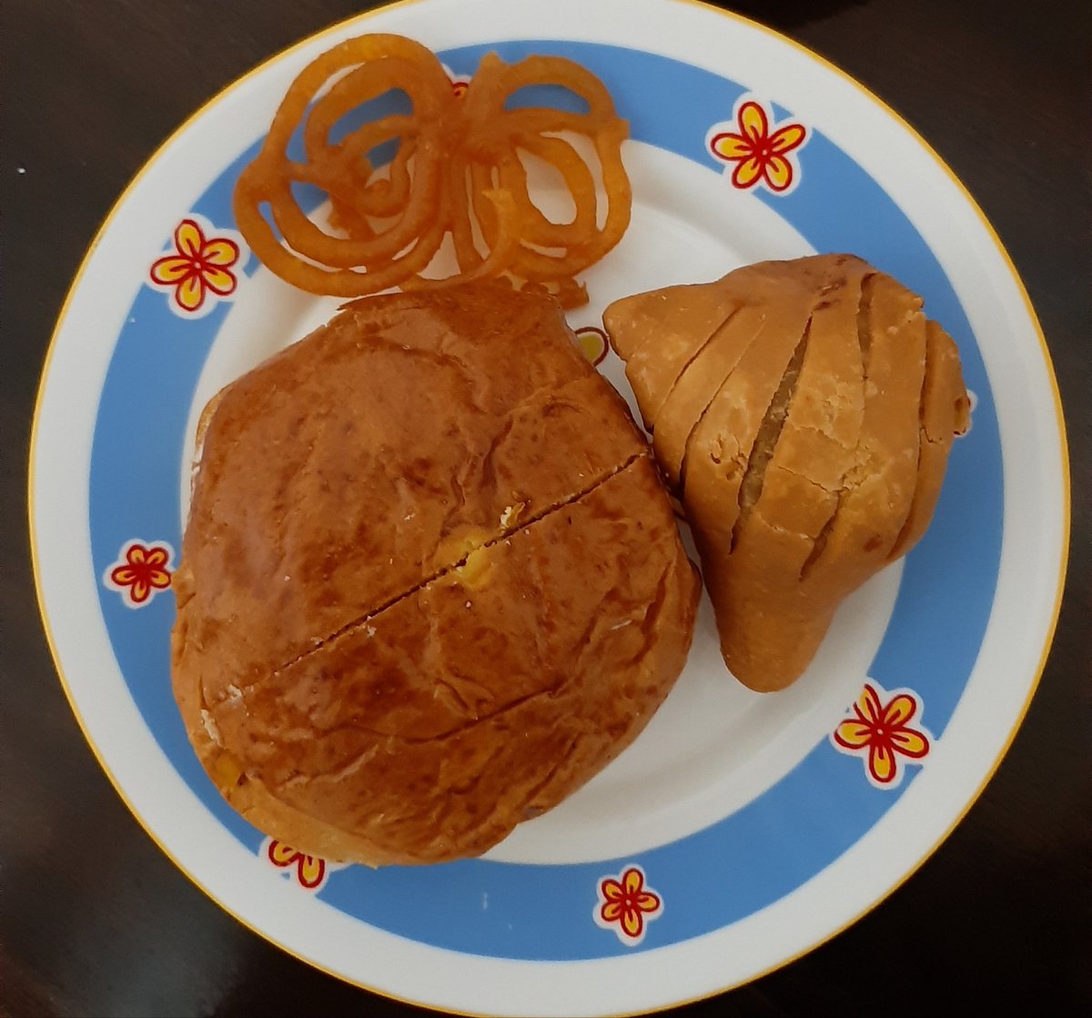 AbidZaidi1's tweet photo. Ek Bun Makkhan, Ek Samosa, Ek Jalebii...
Ek Jalebi? Bas ek ???
Jalebii kabhii ek nahi'n khani chahiye...'bhavnaye'n' bura maan jaatii hai'n..
#BreakfastSorted 😋🤤 https://t.co/iswm98w9Q0