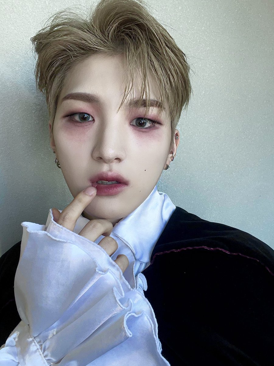 CIIPHERPH's tweet photo. [TWT/PIC] 20211031

[🎃] #HappyHalloween

𝕋𝕣𝕚𝕔𝕜 𝕠𝕣 𝕋𝕣𝕖𝕒𝕥🪄
CIIPHER Halloween selfie gift arrived ✌❤
⠀
#CIIPHER #싸이퍼 #KEITA #케이타 #HYUNBIN #문현빈 #TAG #태그 #WON #박성원 #TAN #탄  #HWI #휘 https://t.co/xj6RYUeXQj