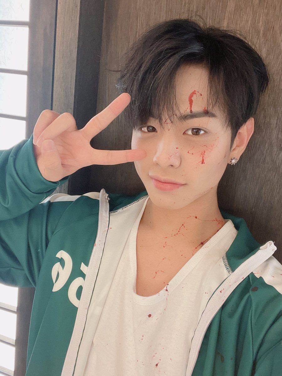 CIIPHERPH's tweet photo. [TWT/PIC] 20211031

[🎃] #HappyHalloween

𝕋𝕣𝕚𝕔𝕜 𝕠𝕣 𝕋𝕣𝕖𝕒𝕥🪄
CIIPHER Halloween selfie gift arrived ✌❤
⠀
#CIIPHER #싸이퍼 #KEITA #케이타 #HYUNBIN #문현빈 #TAG #태그 #WON #박성원 #TAN #탄  #HWI #휘 https://t.co/7skxQUR4y6